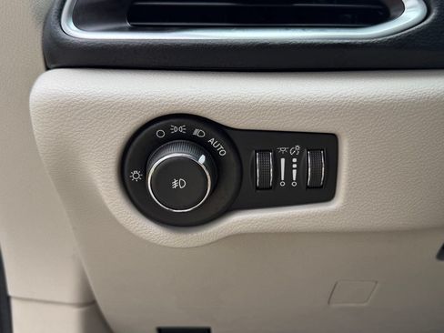 Used 2017 Chrysler Pacifica Touring-L Plus w/ Advanced Safetytec Group FWD image 32