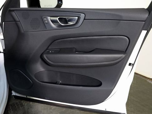 Used 2025 Volvo XC60 B5 Plus image 33