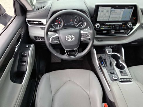 Used 2021 Toyota Highlander Platinum AWD/4WD image 12