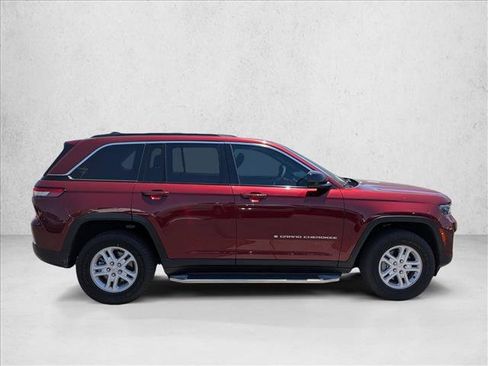 Used 2024 Jeep Grand Cherokee Laredo w/ Luxury Tech Group I AWD/4WD image 4