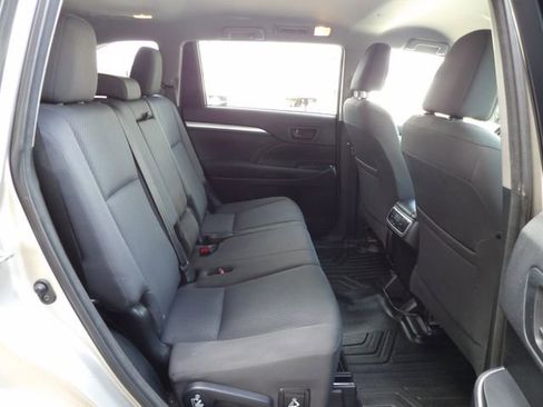 Used 2016 Toyota Highlander LE AWD/4WD image 11