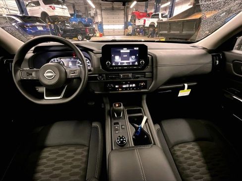 Used 2025 Nissan Pathfinder S image 22
