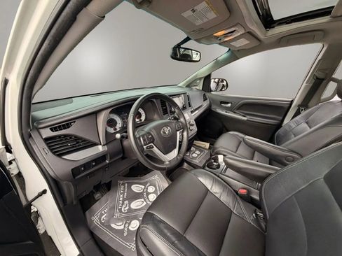 Used 2015 Toyota Sienna SE w/ SE Preferred Package FWD image 30