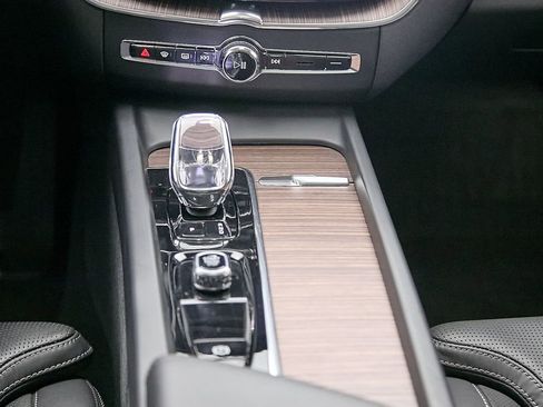 Certified 2023 Volvo XC60 T8 Ultimate w/ Protection Package Premier AWD/4WD image 28