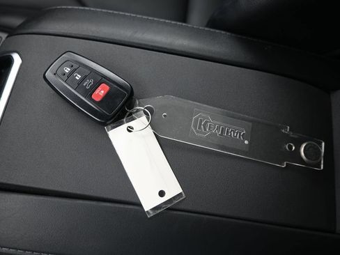 Used 2023 Toyota Highlander XLE AWD/4WD image 36