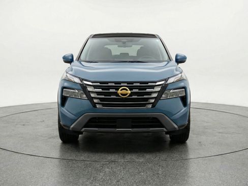 Used 2025 Nissan Rogue SV image 2