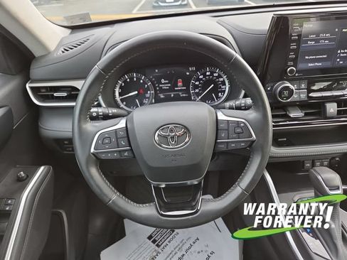 Used 2021 Toyota Highlander XLE AWD/4WD image 9