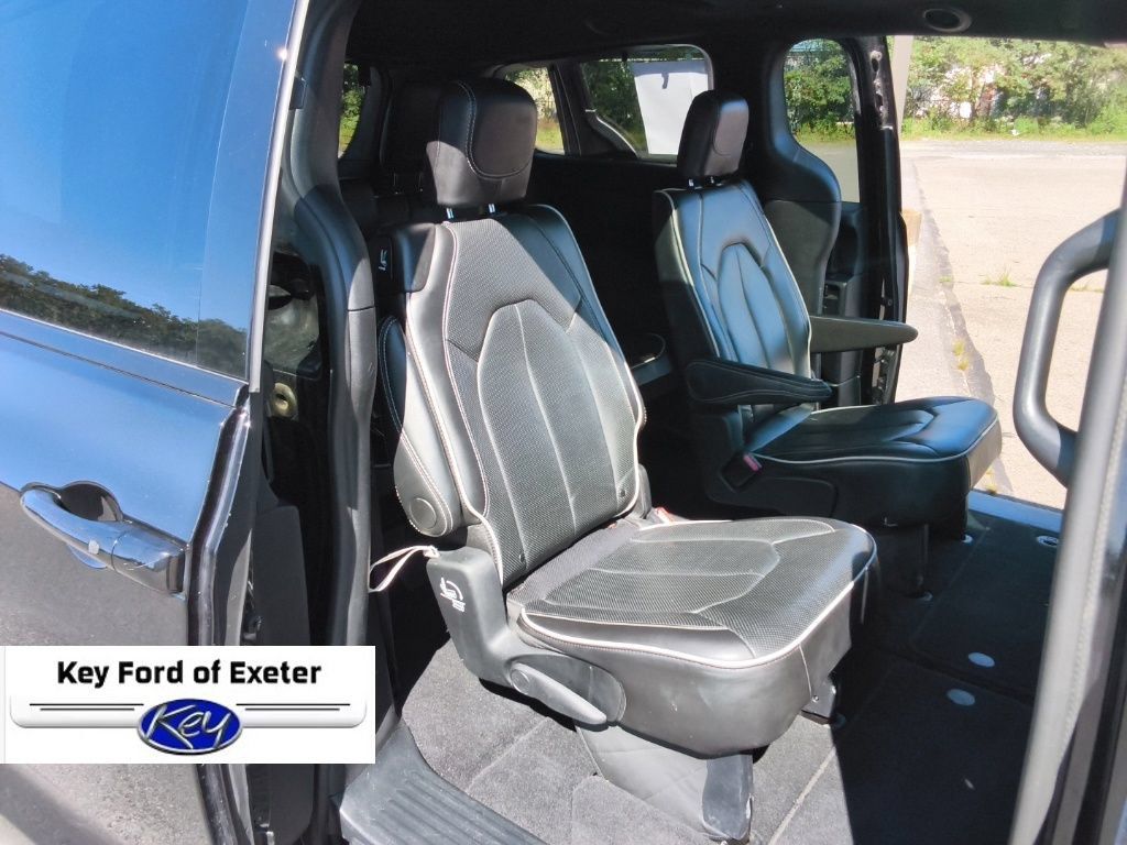 Used 2025 Chrysler Pacifica Limited FWD image 34