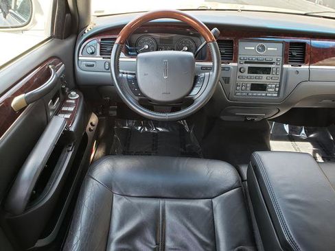 Used 2010 Lincoln Town Car Signature Limited image 15