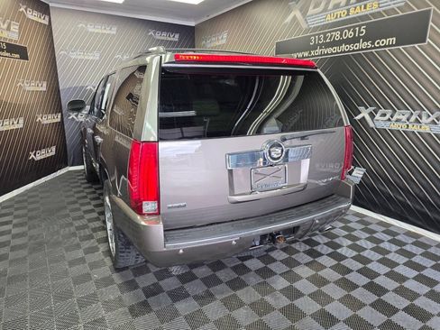 Used 2012 Cadillac Escalade Luxury RWD image 11