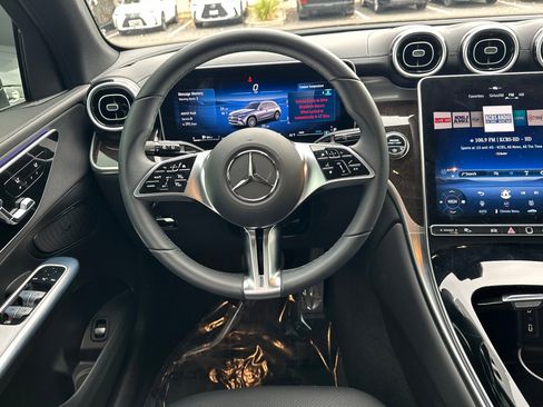 Used 2025 Mercedes-Benz GLC 300 4MATIC image 27