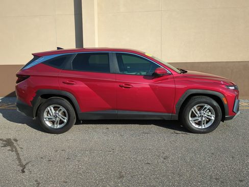 Certified 2025 Hyundai Tucson SE image 3