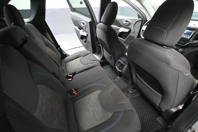 Used 2019 Jeep Cherokee Latitude AWD/4WD image 34