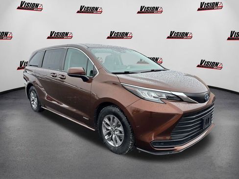 Used 2021 Toyota Sienna LE image 3