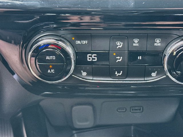Used 2024 Chevrolet Trax RS w/ Sunroof Package FWD image 26