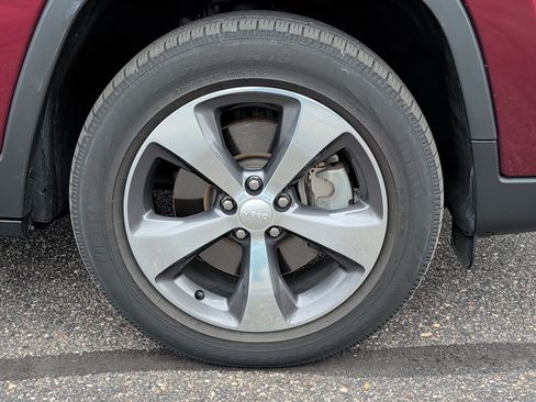 Used 2020 Jeep Cherokee Limited AWD/4WD image 5