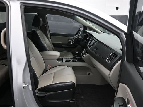 Used 2019 Kia Sedona EX image 9