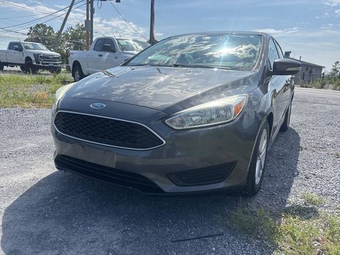 Used 2015 Ford Focus SE FWD image 2