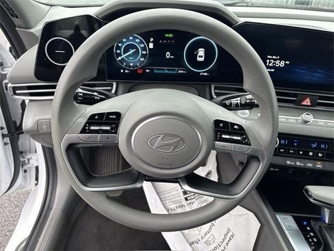 Used 2024 Hyundai Elantra SEL image 17
