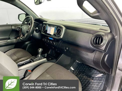 Used 2017 Toyota Tacoma TRD Off-Road AWD/4WD image 25