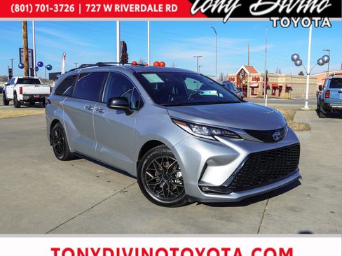 Certified 2022 Toyota Sienna XSE image 1