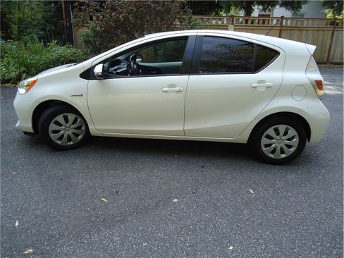 Used 2014 Toyota Prius C Two image 9