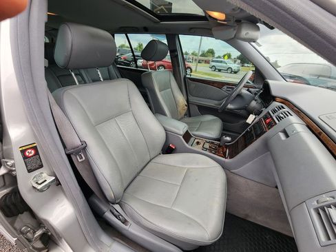 Used 2000 Mercedes-Benz E 320 4MATIC Wagon image 16