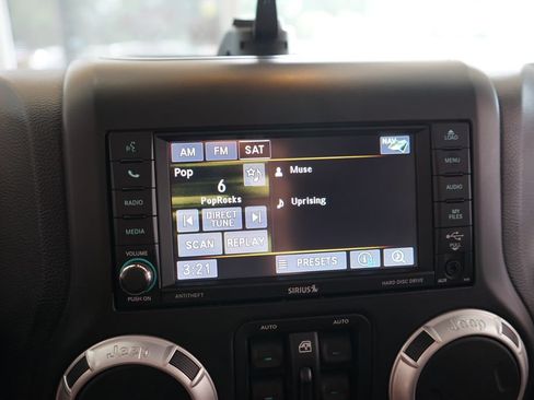 Used 2014 Jeep Wrangler Unlimited Sahara w/ Dual Top Group AWD/4WD image 33