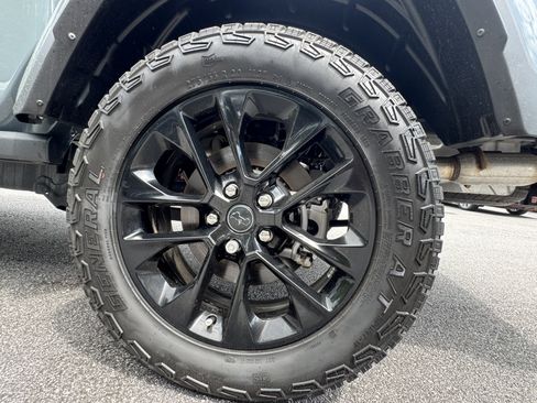 Used 2025 Jeep Gladiator Sport AWD/4WD image 19