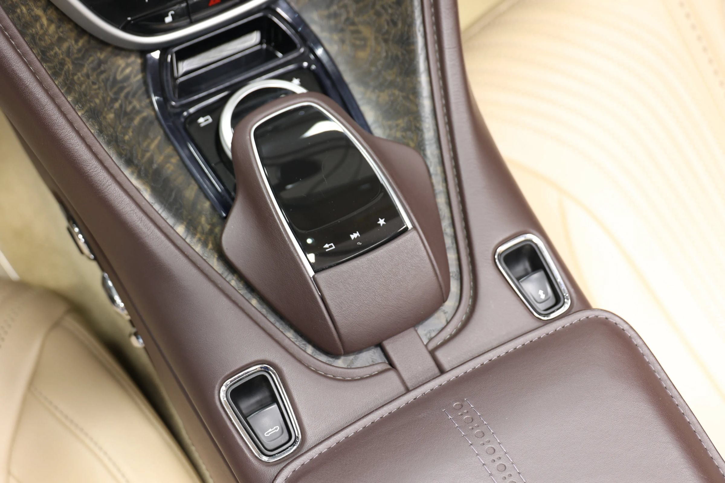 Used 2019 Aston Martin DB11 Volante RWD image 44