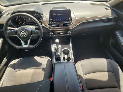 Used 2024 Nissan Altima 2.5 SV FWD image 8