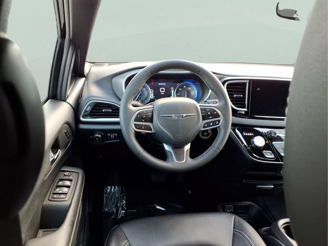 Used 2025 Chrysler Pacifica Select FWD image 4