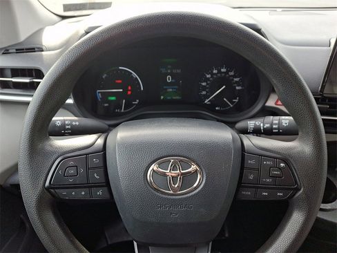 Used 2022 Toyota Sienna LE image 17