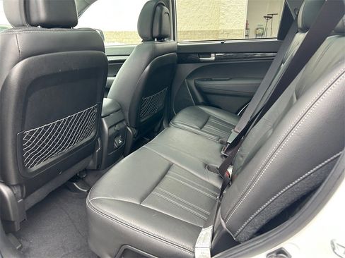 Used 2015 Kia Sorento SX image 17