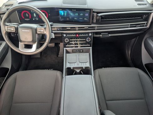 Used 2025 Hyundai Santa Fe SE FWD image 5