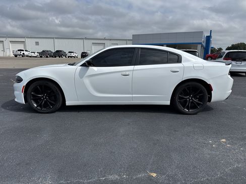Used 2018 Dodge Charger SXT w/ Blacktop Package image 2