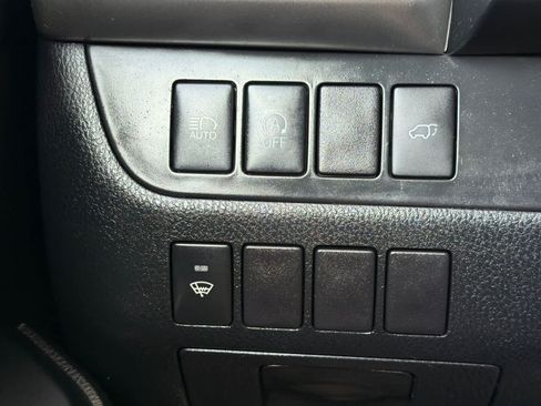Used 2019 Toyota Highlander Plus w/ Carpet Mat Package (TMS) FWD image 29