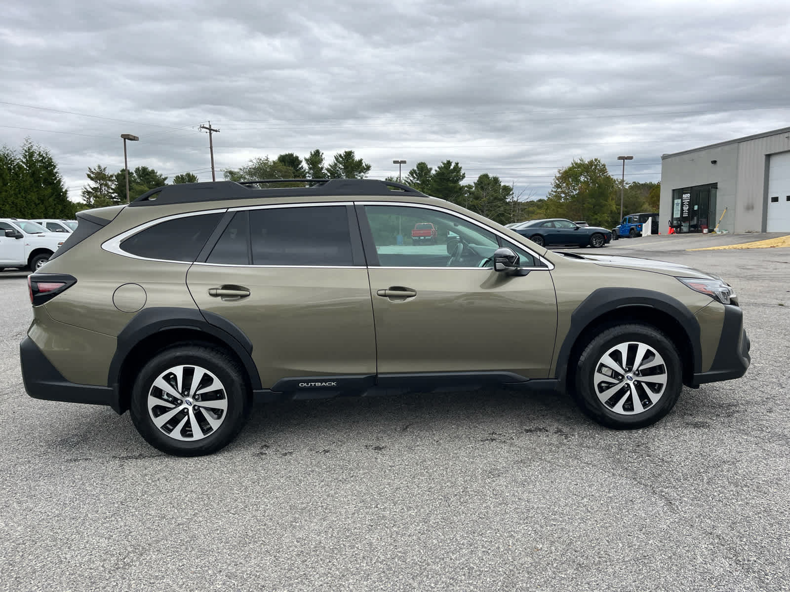 Used 2025 Subaru Outback Premium AWD/4WD image 2
