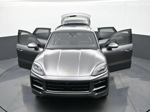 Certified 2025 Porsche Cayenne AWD/4WD image 30