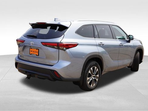 Used 2021 Toyota Highlander XLE AWD/4WD image 5
