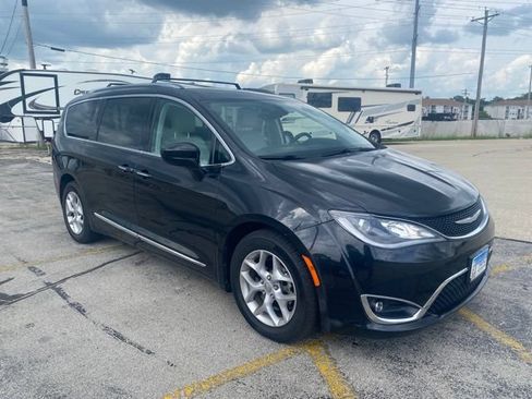 Used 2017 Chrysler Pacifica Touring-L Plus FWD image 3