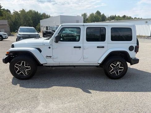 Used 2025 Jeep Wrangler Unlimited Sahara AWD/4WD image 3