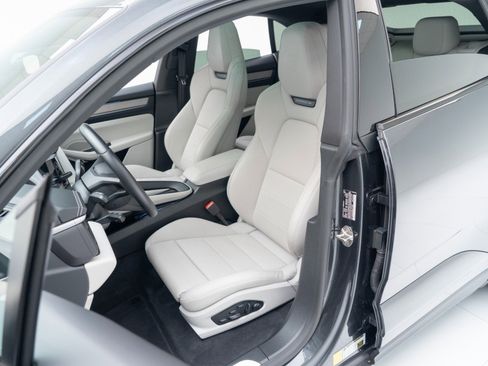 Certified 2025 Porsche Macan Electric image 5