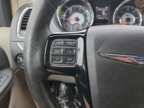 Used 2014 Chrysler Town & Country Touring-L FWD image 27