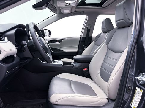 Used 2023 Toyota RAV4 XLE Premium image 18