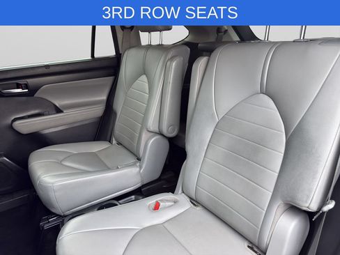 Used 2021 Toyota Highlander XLE AWD/4WD image 4
