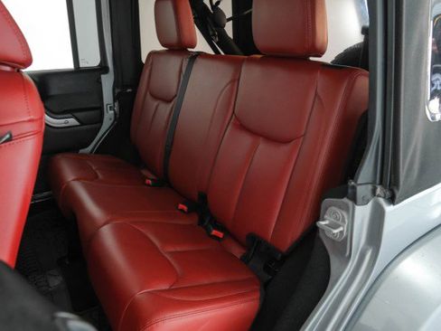 Used 2013 Jeep Wrangler Unlimited Rubicon image 36