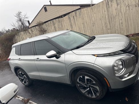 Used 2022 Mitsubishi Outlander SE image 2