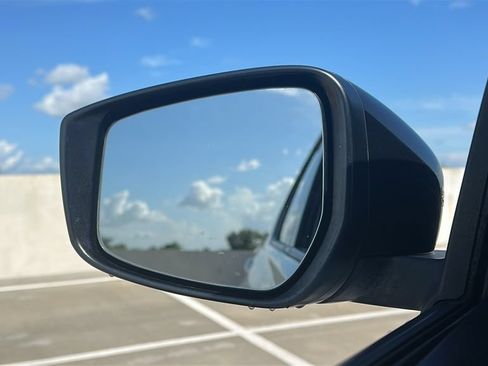Used 2018 Nissan Kicks SV FWD image 19