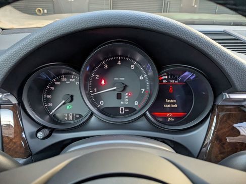 Certified 2025 Porsche Macan AWD/4WD image 16